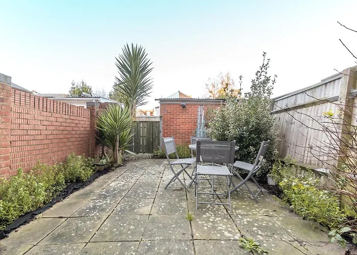 Best Price! Large Home For 4 - Smart Tv - Comfy Beds - Garden - 4 Single Beds Or 2 Doubles!